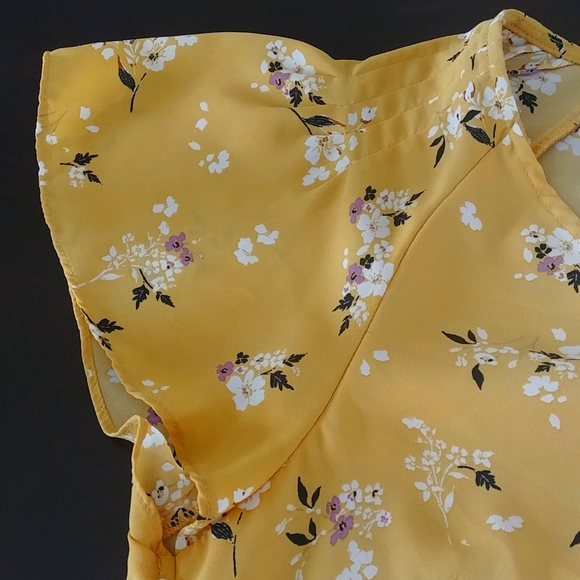 H&M Ladies Floral Design Light Shirt - Picture 4 of 9